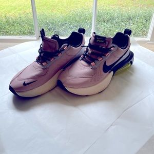 Nike tennis shoes size 9